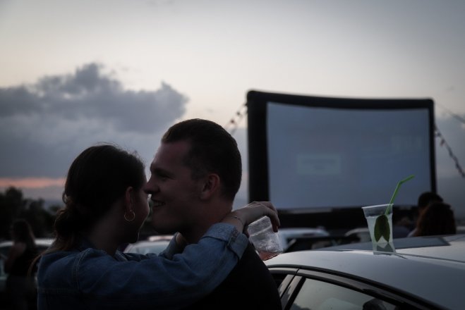 Unser Archivfoto (© Eurokinissi) zeigt ein Sommerkino in Athen.