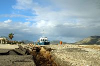 Unser Archivfoto (© Eurokinissi) ist Anfang 2014 auf der Insel Kefalonia entstanden. Im Februar dieses Jahres hatte sich damals ein Erbeben der Stärke 5,9 ereignet. Es ist zu vielen Sachschäden gekommen.