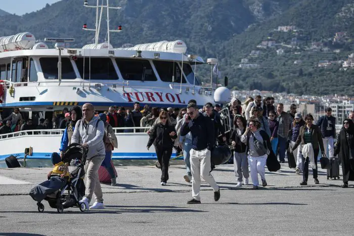 Unser Archivfoto (© Eurokinissi) zeigt türkische Touristen bei ihrer Ankunft auf Lesbos. 