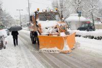 Unser Foto (© Eurokinissi) zeigt einen Schneepflug, der auf den Straßen der nordwestgriechischen Stadt Ioannina unterwegs ist.