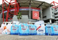 Unser Foto (© Eurokinissi) zeigt das Olympiakos-Stadion, vor dem Anhänger des Vereins Spenden für die Opfer der Brände sammeln.