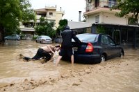 Unser Foto (© Eurokinissi) entstand während des Unwetters in der Hafenstadt Volos.  