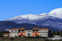 Unser Foto (© Eurokinissi) zeigt den verschneiten Falakro-Berg beim nordgriechischen Drama. 