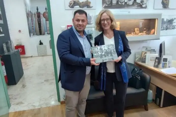 Unser Foto (© voreiatzoumerka.gr) zeigt die österreichische Botschafterin in Athen, Gerda Vogl, und Bürgermeister Nikos Vaitsis von Nord-Tzoumerka.