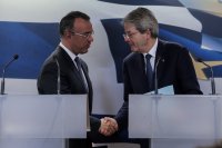 Unsere Fotos (© Eurokinissi) entstanden während eines Treffens zwischen dem EU-Kommissar für Wirtschaft und Währung Paolo Gentiloni und dem griechischen Finanzminister Christos Staikouras (l.).