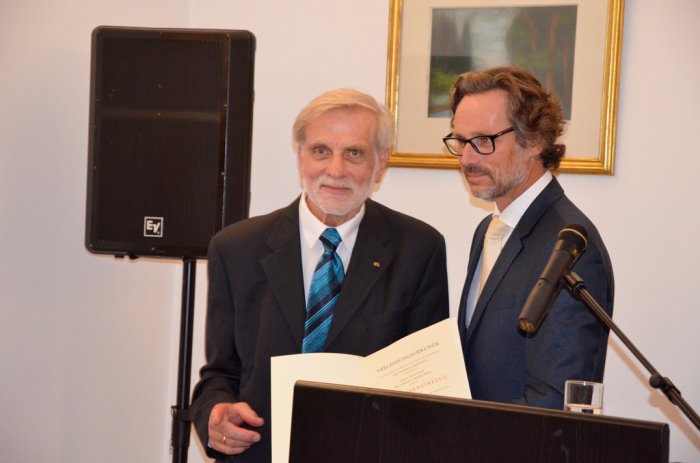 Unser Archivfoto (© Jan Hübel / Griechenland Zeitung) zeigt Hagen Fleischer (l.) im September 2018 im Rahmen der Feierlichkeiten anlässlich der Verleihung des Bundesverdienstkreuzes durch den damaligen deutschen Botschafter Jens Plötner. 