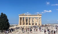 Die Akropolis ist heute aufgrund der Hitzewelle von 12 bis 17 Uhr geschlossen (Foto © Jana Petersmeier). 