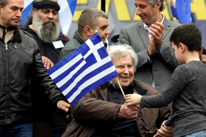 Unser Foto (©Eurokinissi) zeigt den Komponisten Mikis Theodorakis während eines Protestes gegen die Nutzung des Begriffs „Mazedonien“ durch die FYROM im Februar
