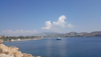 Unser Foto (© GZ / Celine Rebling) entstand am Strand von Vouliagmeni.