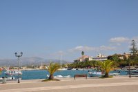 Foto © Griechenland Zeitung / Rebecca Hürter) zeigt die Promenade von Nafplion.