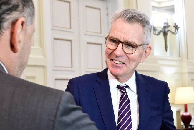 Unsere Fotos (© Eurokinissi) entstanden am Mittwoch (9.10.) während eines Treffens des stellvertretenden Staatssekretärs für Energieressourcen im US-Außenministerium Geoffrey Pyatt mit dem hellenischen Außenminister Jorgos Gerapetritis.