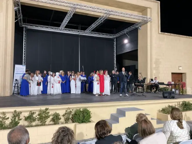 Foto (© GZmm): Der griechische und der türkisch-deutsche Chor vereint auf der Bühne des Sommerkinos „Rodon“.