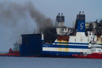 Foto (© Eurokinissi): Die brennende Fähre Euroferry Olympia vor der Nordküste Kerkyras