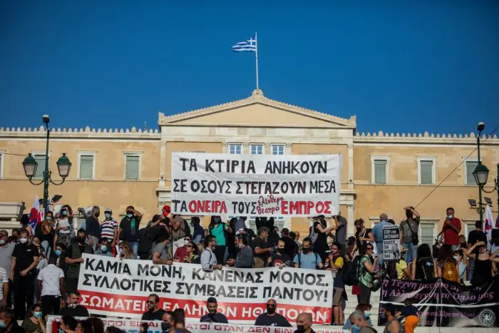 Unser Archivfoto (© Eurokinissi) entstand während einer früheren Demonstration vor dem Parlament in Athen.