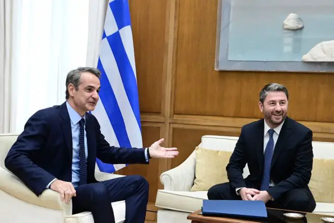 Unser Foto (© Eurokinissi) zeigt Premierminister Mitsotakis (l.) und den Vorsitzenden der sozialistischen PASOK während ihres jüngsten Treffens.