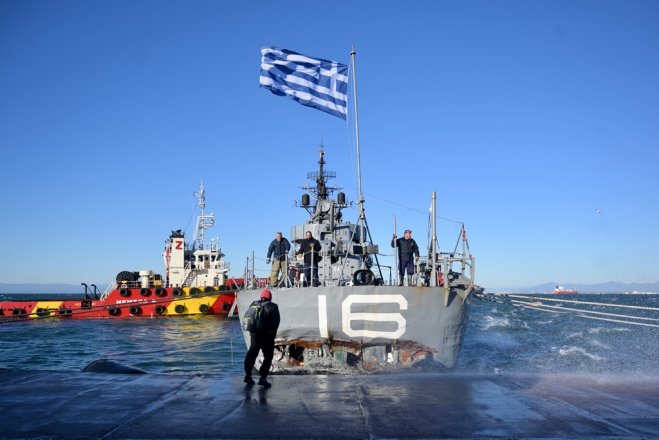 Unser Foto (© Eurokinissi) zeigt den Zerstörer „Velos“ am Sonntag (19.11.) in Thessaloniki.