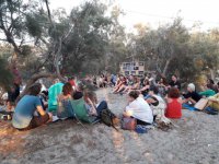 Autoren und Publikum gemeinsam bei einer Lesung am Strand. (© Media sandfestival.wordpress.com)