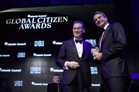 Unser Foto (© Eurokinissi) zeigt Premierminister Kyriakos Mitsotakis (r.) und Pfizer-Chef Albert Bourla bei der „Global Citizen Award“ der US-Denkfabrik Atlantic Council.