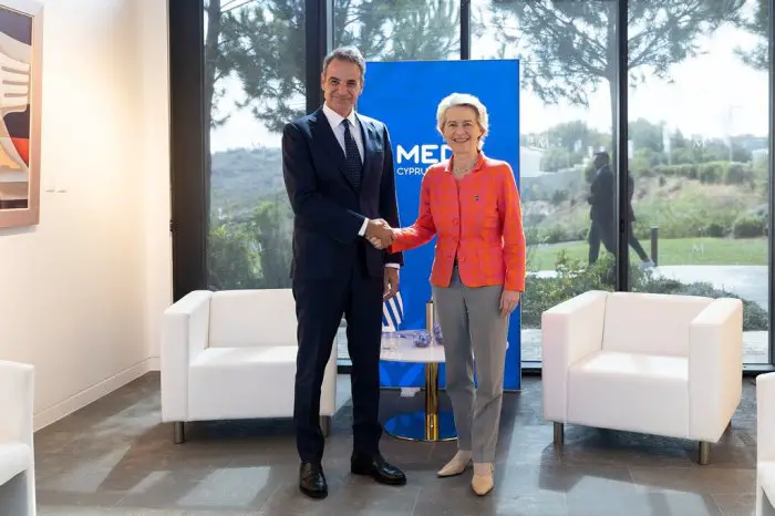 Unser Foto (© Eurokinissi) zeigt Premierminister Kyriakos Mitsotakis (l.) und Ursula von der Leyen in Paphos auf Zypern.