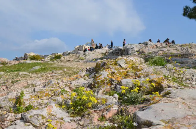 Unser Archivfoto (© GZ / jh) entstand an einem heiteren Tag auf dem Athener Pnyx-Hügel, westlich der Akropolis.