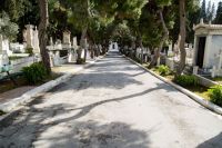 Unser Foto (© Eleni Kougionis) zeigt den „Ersten Athener Friedhof“, die letzte Ruhestätte zahlreicher bedeutender Griechen und Ausländer. Mit seinen Mausoleen und Grabskulpturen aus der Zeit des griechischen Neoklassizismus hat er auch in kunstgeschichtlicher Hinsicht eine große Bedeutung.