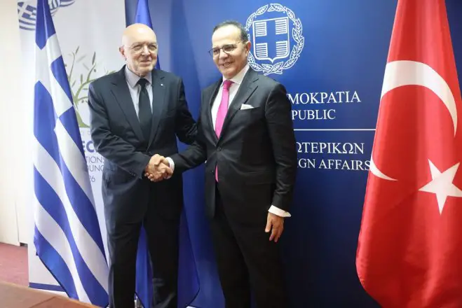 Unsere Fotos (© Eurokinissi) entstanden nach dem Treffen der beiden Staatssekretäre in den jeweiligen Außenministerien Kostas Frangogiannis und Mehmet Kemal Bozay.