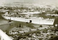 Unser Foto (© anek) zeigt die „Kydon“, das erste Schiff der Reederei, 1970 im Hafen von Piräus.