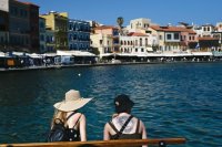 In Teilen Kretas (unser Archivfoto von © Eurokinissi zeigt Chania) soll das Quecksilber heute bis auf 24° C ansteigen. 