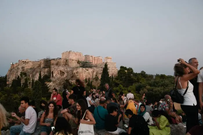  Archivfoto (© Eurokinissi): Gedränge am Areopag-Felsen mit Blick auf die Akropolis.