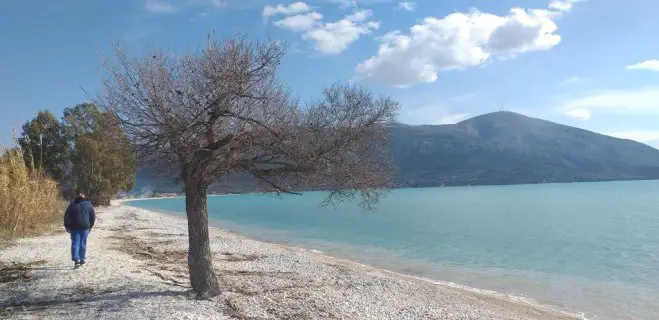 Auf weißen Kieseln gehen wir am Strand entlang. (Fotos: GZlg)