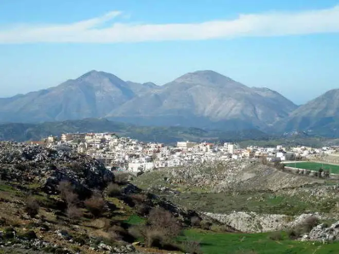 Foto (© dimos anogia): Blick auf das Dorf Anogia 