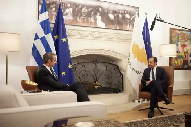 Unser Archivfoto (© Eurokinissi) entstand während eines Treffens zwischen Premierminister Kyriakos Mitsotakis (l.) und Zypernpräsident Nikos Christodoulidis.