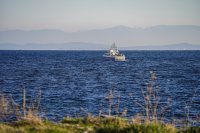 Unser Foto (© Eurokinissi) entstand am Dienstagmorgen (1.3.) am Strand von Epano Skala auf der Insel Lesbos.