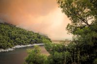 Unsere Fotos (© Eurokinissi) entstanden am Sonntag (22.7.) während der Löscharbeiten eines Waldbrandes in der Gegend Amarantos auf der Insel Skopelos.  