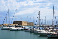 Unser Foto (© Griechenland Zeitung / Jan Hübel) zeigt den Hafen von Heraklion auf der Insel Kreta.