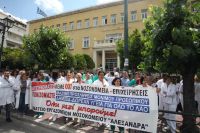 Unser Archivfoto (© Eurokinissi) entstand vor drei Jahren vor dem Athener Krankenhaus „Alexandras“.