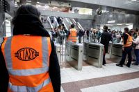 Unser Foto (© Eurokinissi) entstand am Montag (5.3.) in der U-Bahn am Syntagmaplatz in Athen.