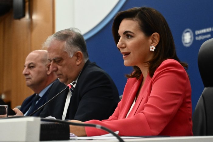 Unser Foto (© Eurokinissi) entstand am Montag (16.9.) während der Pressekonferenz in Athen.