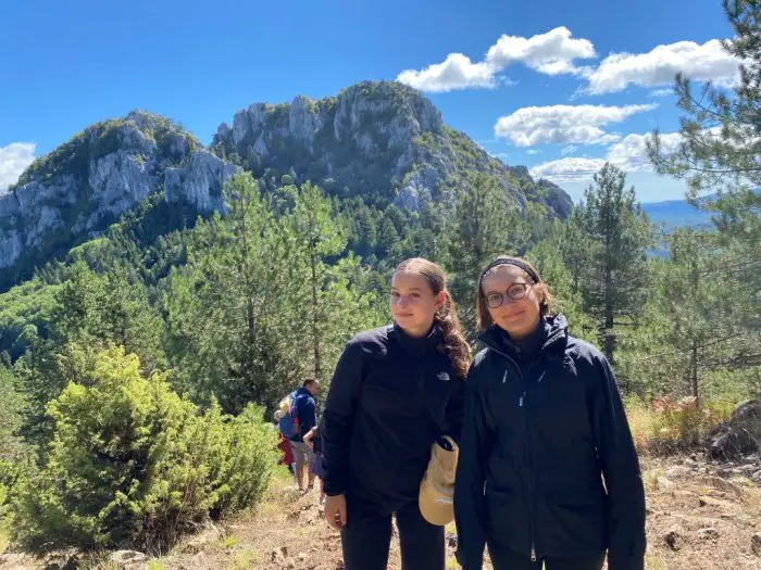 Wanderung auf den Berg „Mount Orliakas“: Rosalie Buuck (l.) und Amelie Haag arbeiten als Freiwillige für den Geopark in Grevena. Sie haben fast alle Teile des Geoparks Grevena - Kozani gesehen. (Foto: Dina Ghikas) 