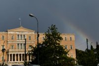 Unser Foto (© eurokinissi) zeigt ein Gewitter über Athen.