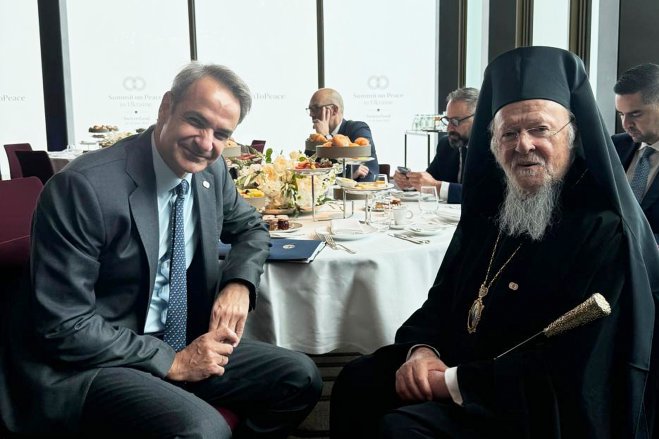 Ministerpräsident Kyriakos Mitsotakis im Gespräch mit dem Ökumenischen Patriarchen von Konstantinopel, Bartholomäus. Foto (© Eurokinissi)