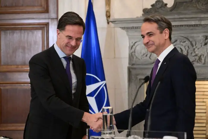 Unsere Fotos (© Eurokinissi) entstanden während des Treffens zwischen Premierminister Kyriakos Mitsotakis (r.) und dem NATO-Generalsekretär Mark Rutte.