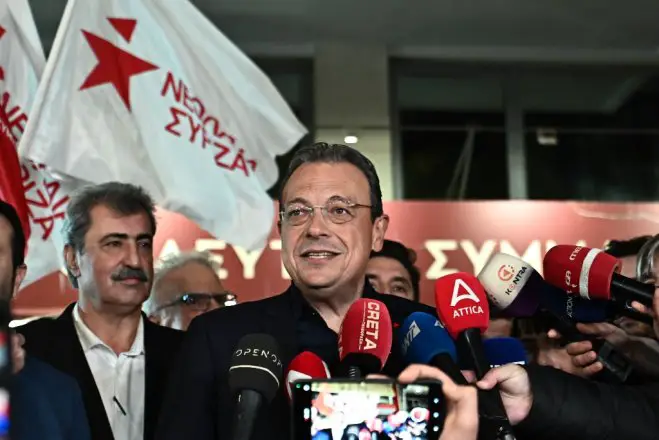 Unser Foto (© Eurokinissi) zeigt Sokratis Famellos am Sonntag nach seinem Wahlsieg vor den SYRIZA-Büros in Athen.