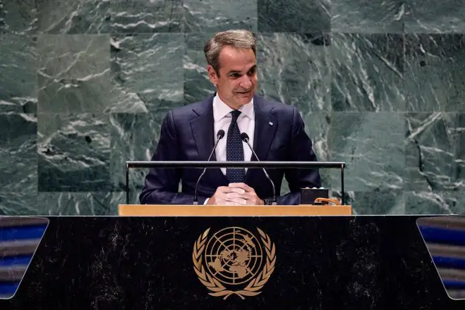 Unser Foto (© Eurokinissi) zeigt Premierminister Kyriakos Mitsotakis während seiner Rede beim UN-Zukunftsgipfel 2024 in New York.