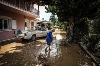 Unsere Fotos (© eurokinissi) entstanden am Sonntag auf der Insel Euböa. Durch Überschwemmungen kamen hier acht Menschen ums Leben.