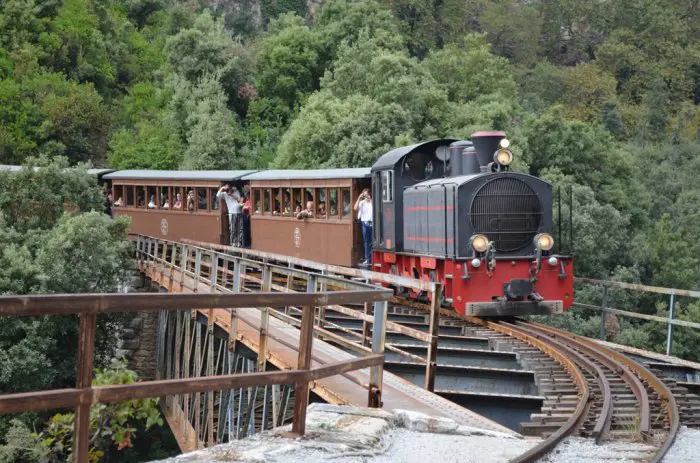 Unsere Archivfotos (© Griechenland Zeitung / Jan Hübel) zeigen die Pilion-Bahn im Einsatz.