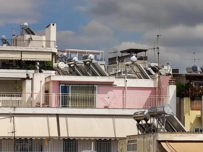 So nutzen Sie ein Balkonkraftwerk mit Speicher optimal in Griechenland
