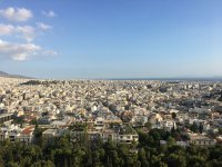 Unser Foto (© GZ / Franziska Gömmel) entstand auf der Athener Akropolis und zeigt die Stadtteile nördlich des Wahrzeichens.