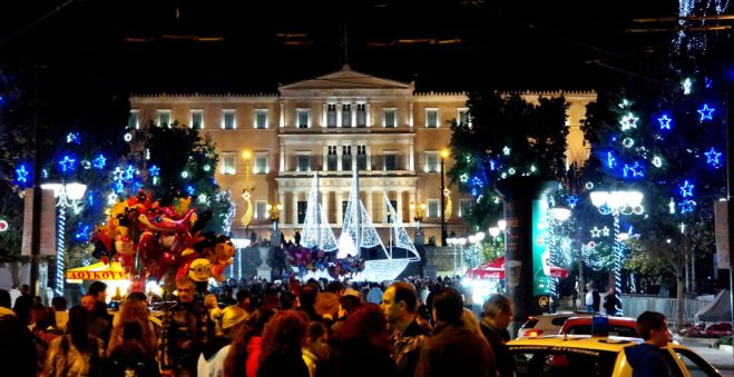 Unser Archivfoto (© Eurokinissi) zeigt den Syntagma-Platz mit seiner weihnachtlichen Beleuchtung im Jahr 2016.