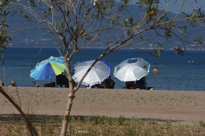 Auch am Strand sucht man nach schattigen Plätzchen ... (Foto: © Eurokinissi)